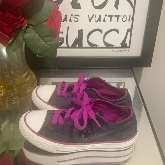 𝅺girls Converse Sneakers - Picture 4 of 6